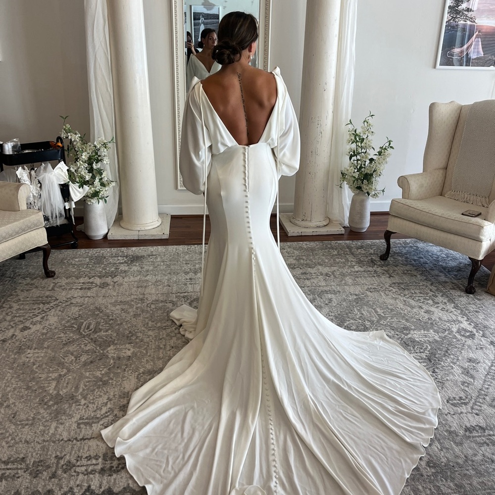 BRAND NEW, NEVER WORN OR ALTERED: Elegant White Backless Wedding Dress